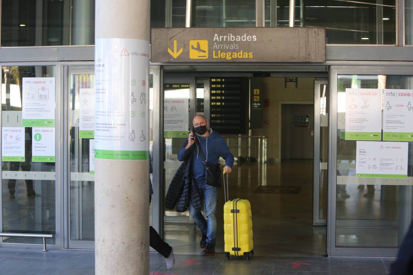 Los aeropuertos de Valencia y Alicante han empezado este lunes a reclamar las pruebas PCR realizadas en las últimas 72 horas a los pasajeros procedentes de vuelos internacionales. Si los usuarios no la han realizado, se les efectúa un test rápido. 