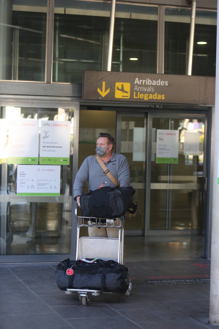 Los aeropuertos de Valencia y Alicante han empezado este lunes a reclamar las pruebas PCR realizadas en las últimas 72 horas a los pasajeros procedentes de vuelos internacionales. Si los usuarios no la han realizado, se les efectúa un test rápido. 