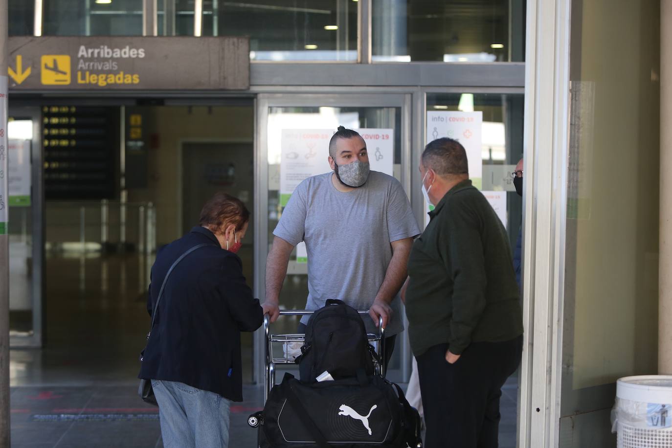 Los aeropuertos de Valencia y Alicante han empezado este lunes a reclamar las pruebas PCR realizadas en las últimas 72 horas a los pasajeros procedentes de vuelos internacionales. Si los usuarios no la han realizado, se les efectúa un test rápido. 