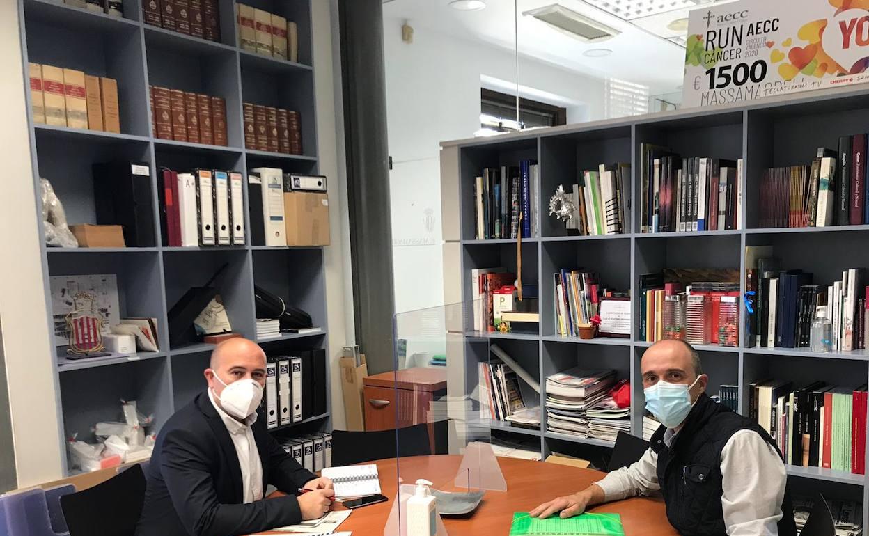 El alcalde, Paco Gómez, con el representante de los vendedores, Félix Martínez. 