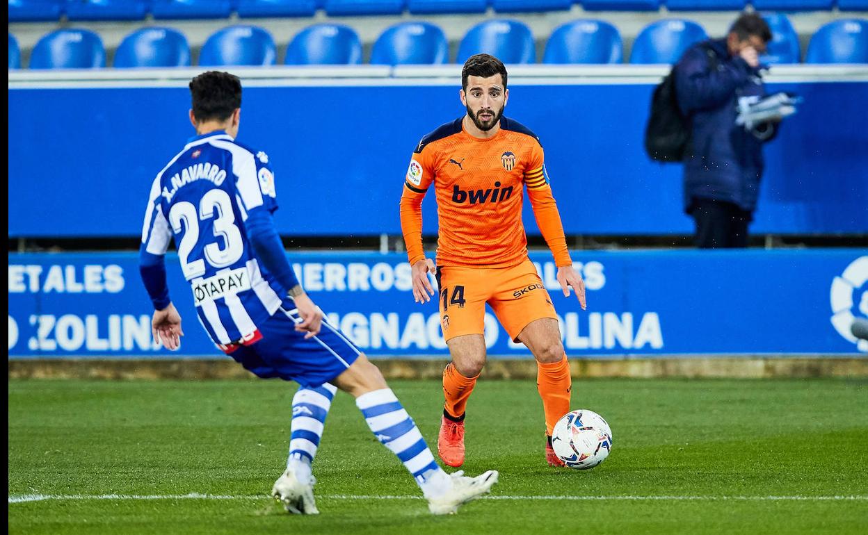 Gayà, durante el partido ante el Alavés