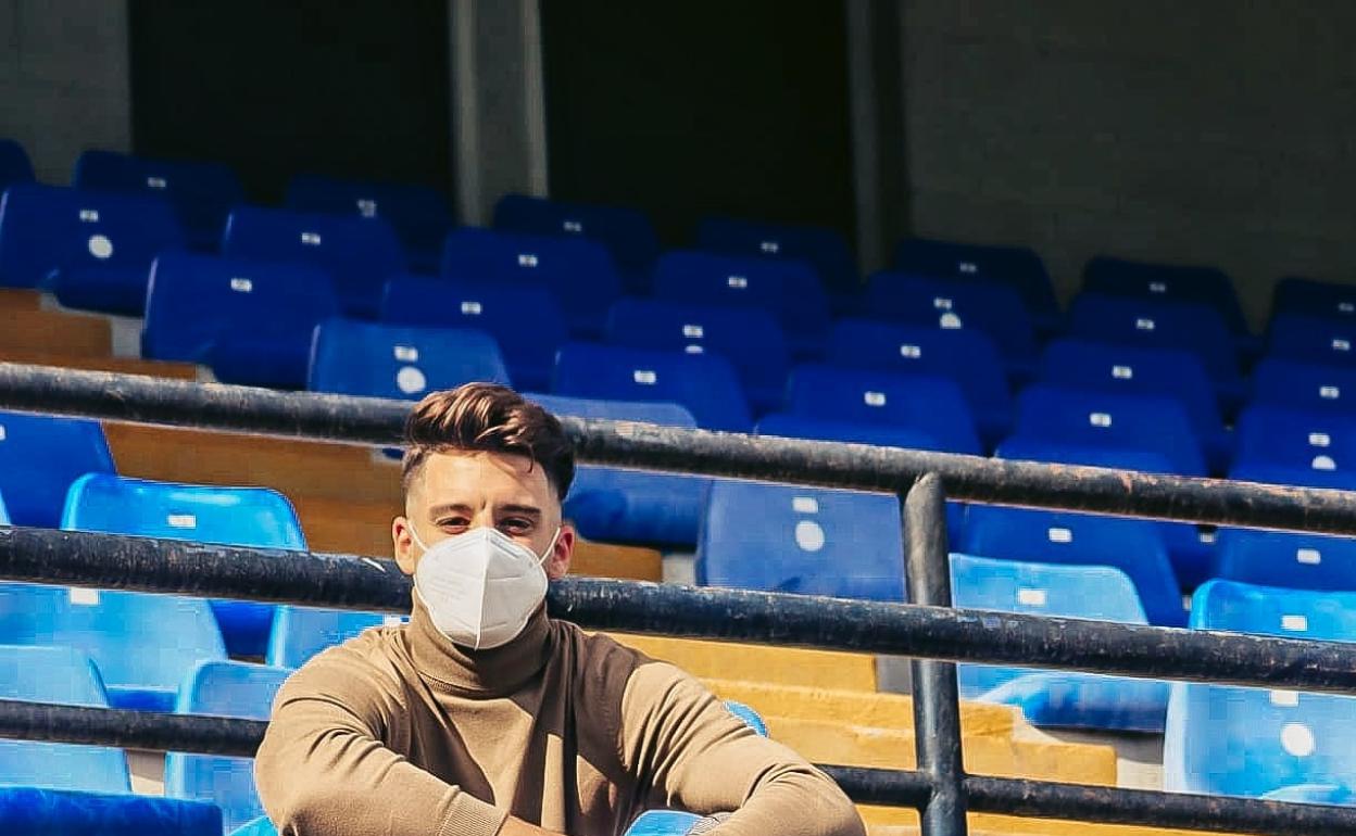 Pedro Torres, en la grada del estadio Rico Pérez. 