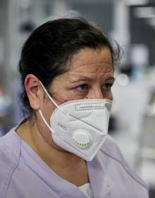 Imagen secundaria 2 - Sobre el terreno. Algunos momentos de una jornada de trabajo de los profesionales sanitarios de la UCI del Hospital Arnau de Vilanova.