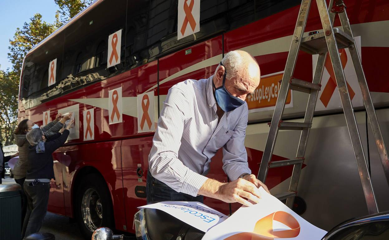 Profesores de Escolapias preparando el autobús en la última protesta valenciana contra la ley Celaá. 