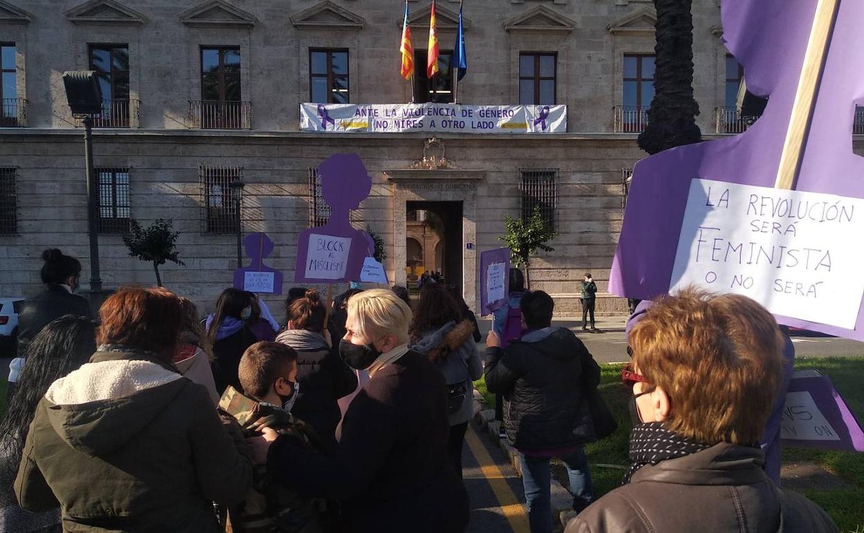 Asistentes a la concentración en Valencia por el Día Internacional de la Eliminación de la Violencia contra la mujer. 