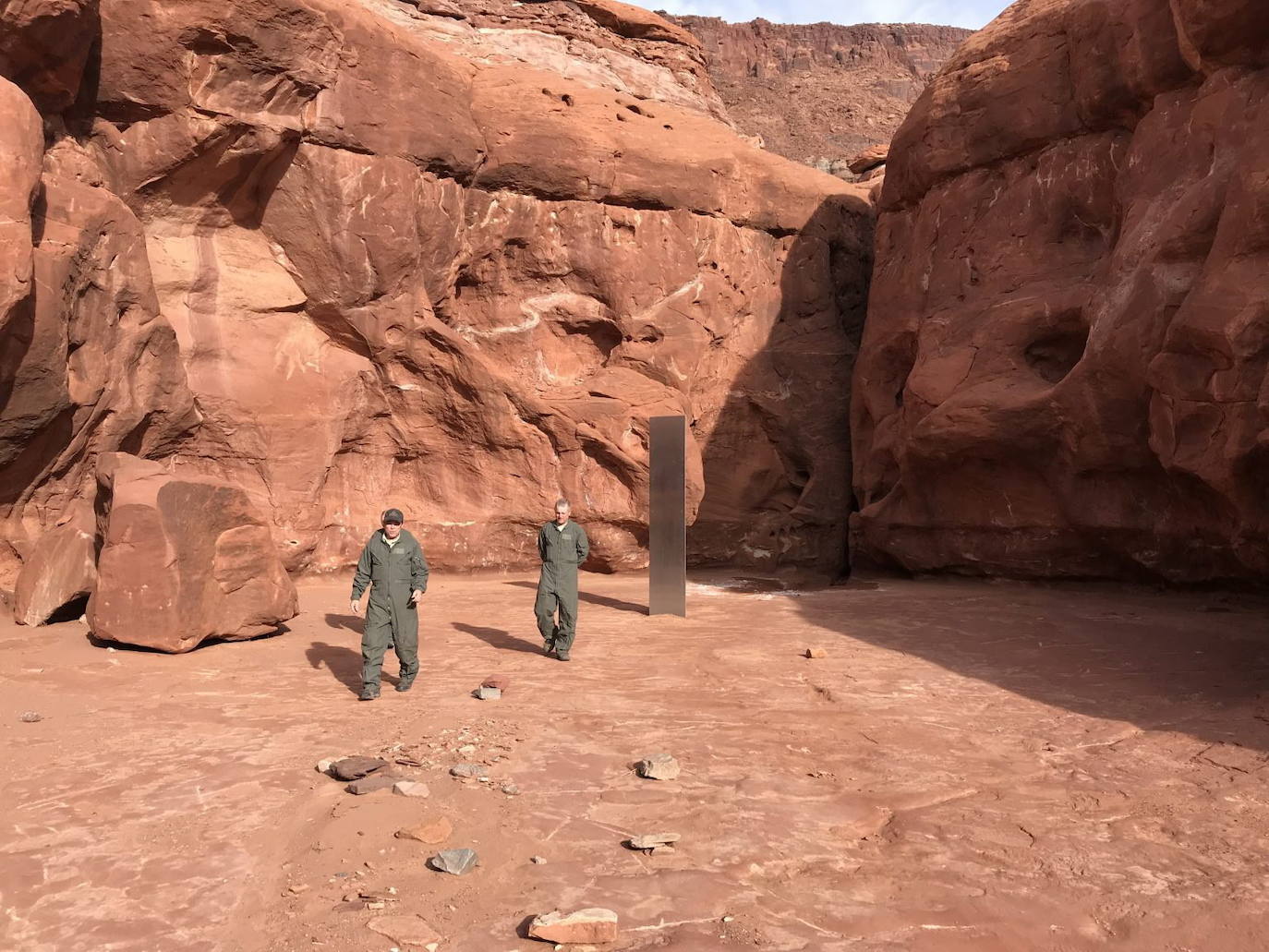 Primero fue la pieza de metal de Utah -en la imagen- y, ahora, la de Rumanía. Han encontrado un nuevo monolito, esta vez en la 'Montaña Sagrada' de Rumanía y que sigue la estela de la que apareció en un desierto de Utah y que ha sido expoliada. No es el rumano el mismo monolito que su 'gemelo' aparecido y desaparecido en Utah, pero su altura, unos tres metros, es casi igual, y también su construcción a base de acero pulido. El monolito europeo apareció en una propiedad privada, pero está dentro de lo que se considera un área protegida por su alto valor arqueológico, por lo que preocupa que la zona se llene ahora de curiosos como sucedió en Estados Unidos. Por su parte, el obelisco de metal de Utah ha encendido la imaginación de los observadores de ovnis, teóricos de la conspiración y fanáticos del difunto cineasta británico Stanley Kubrick