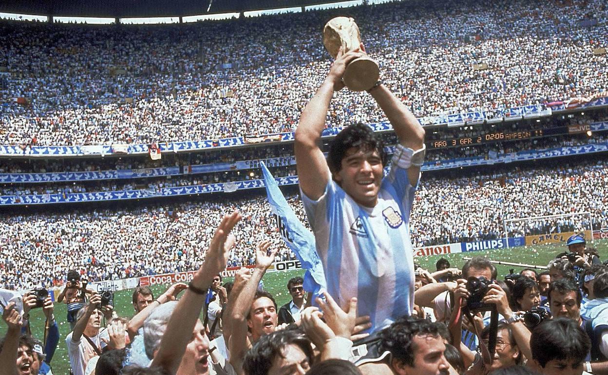 Maradona levanta el trofeo del campeón del Mundo en México 86. 