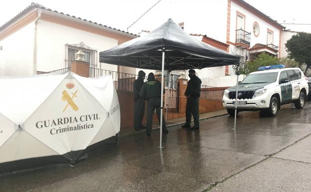 Exterior, esta mañana, del domicilio de Eugenio D. H., donde la Guardia Civil está realizando una nueva inspección. 