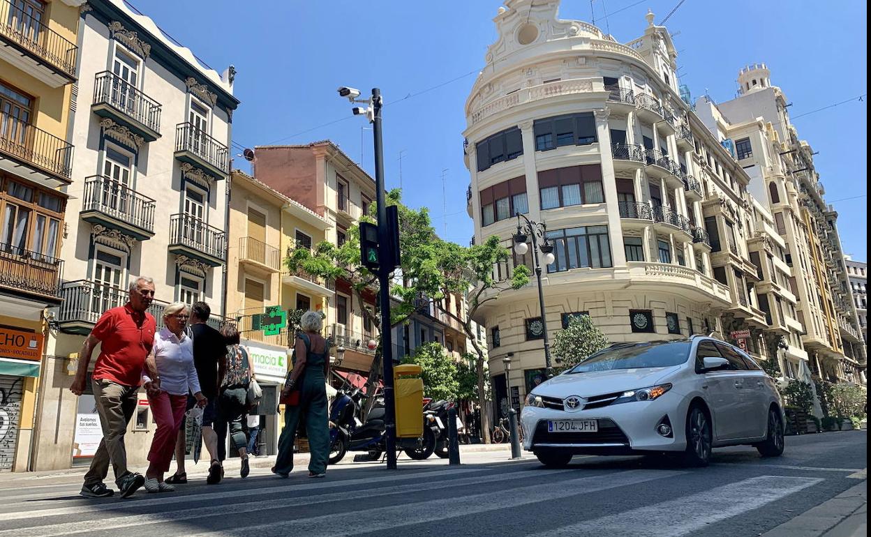 Coches circulando por el centro de Valencia. 