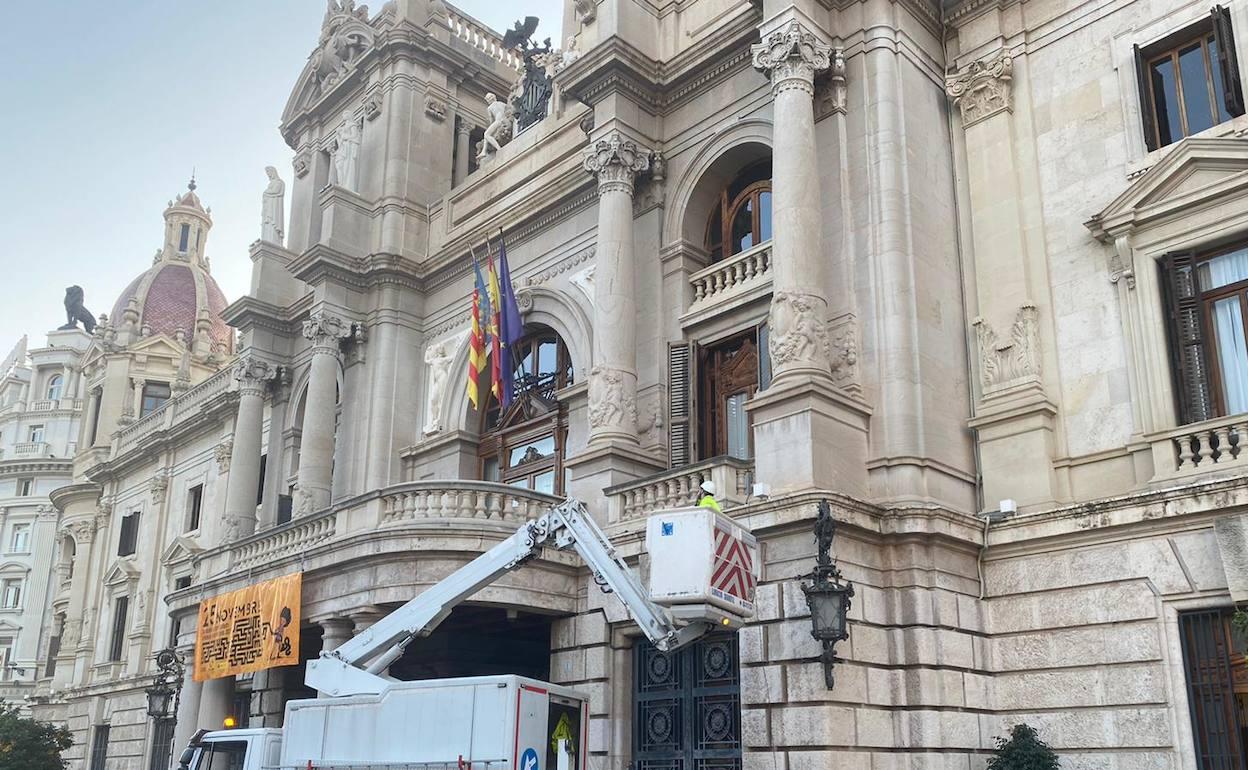 Instalación de la iluminación navideña este miércoles en el Ayuntamiento. 