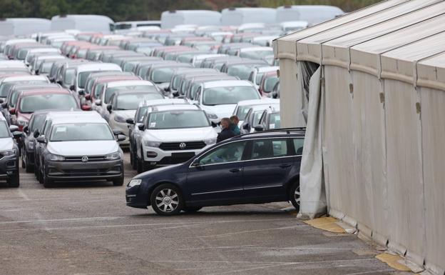 El vehículo inspeccionado por los especialistas de la Guardia Civil. 