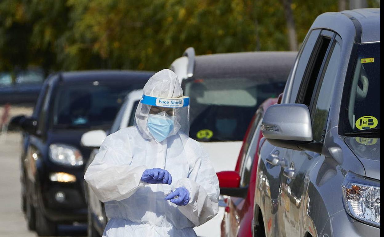 Una sanitaria realiza pruebas PCR en Valencia