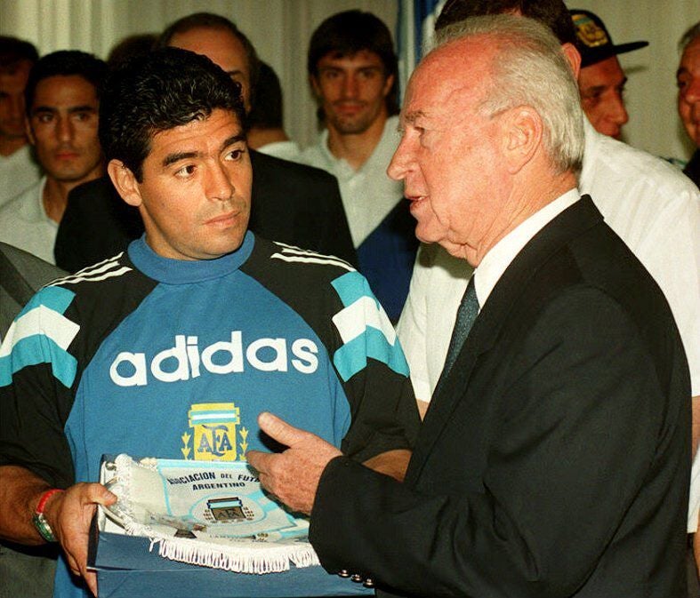 Maradona junto al exprimer ministro israelí Isaac Rabin, en Jerusalén en 1994.