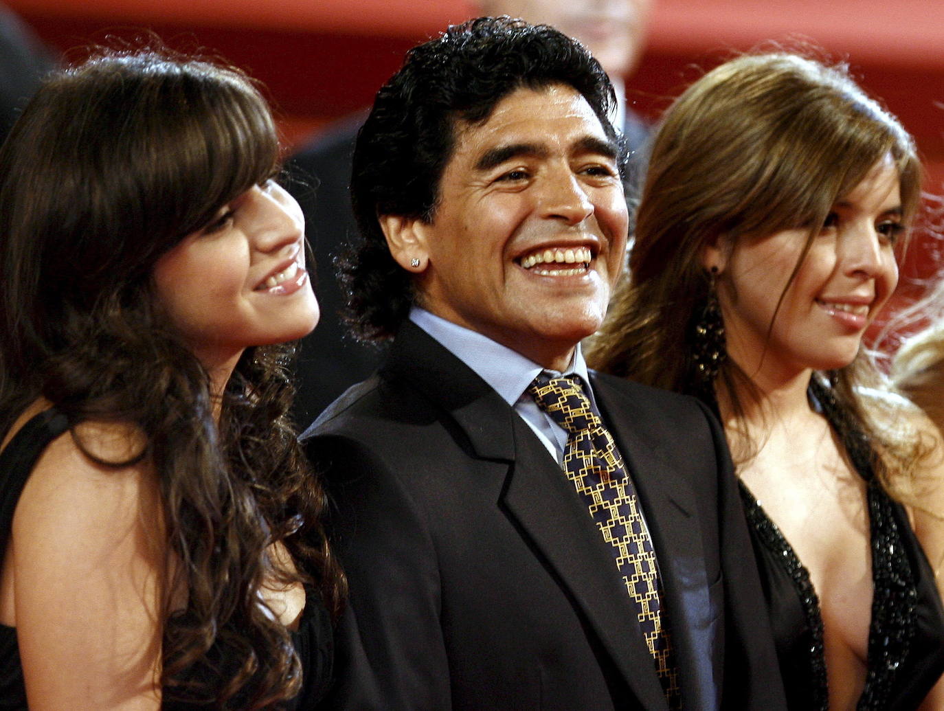 Giannina y Dalma junto a su padre Maradona en una imagen de 2008.