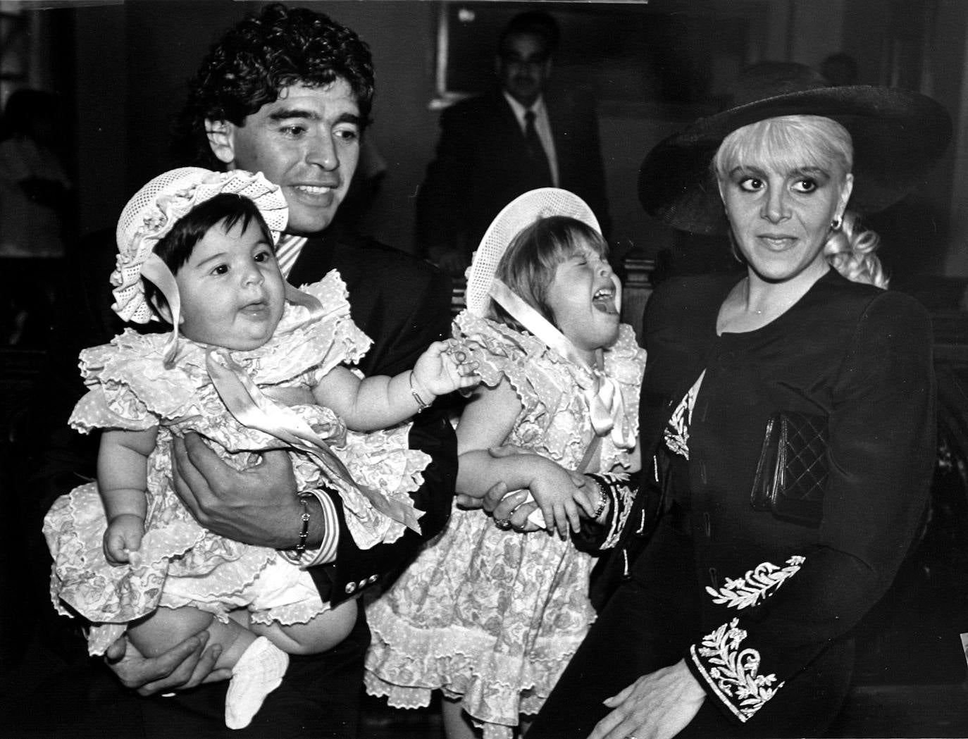 Maradona, su mujer Claudia Villafane y las hijas de la pareja, Giannina Dinora (i) y Dalma Nerea, en 1989.