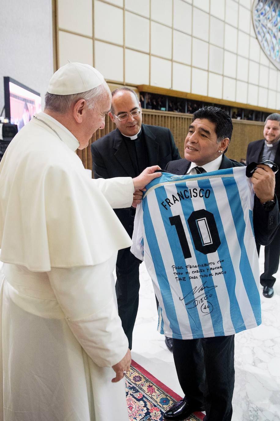 Maradona en una visita al Papa Francisco, en 2014.