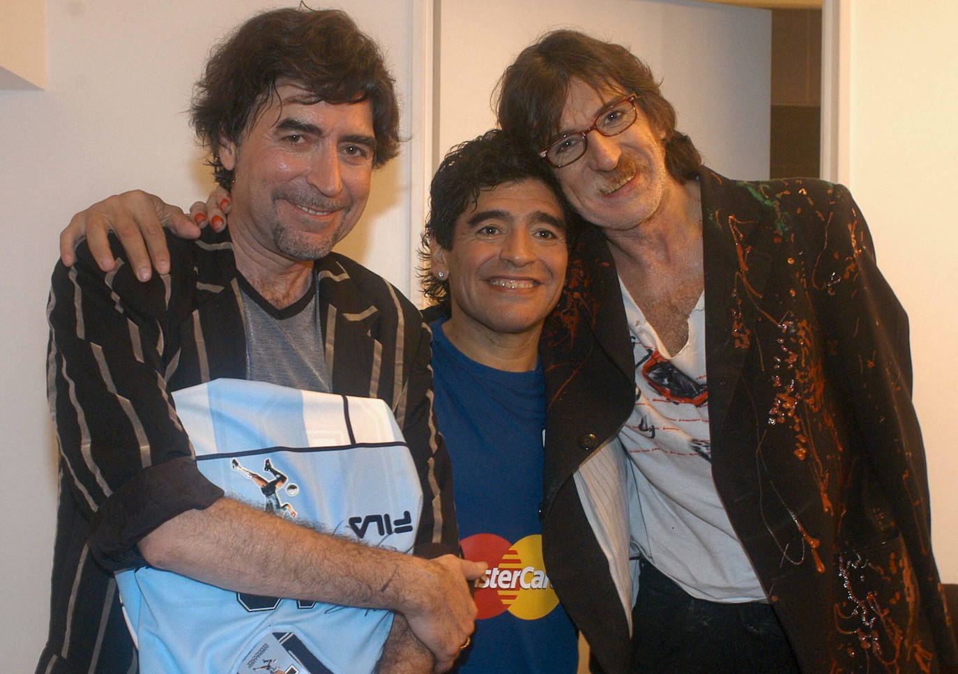 Maradona posa junto al cantante Joaquín Sabina y Charly García durante su programa de televisión 'La Noche del Diez' (2005).