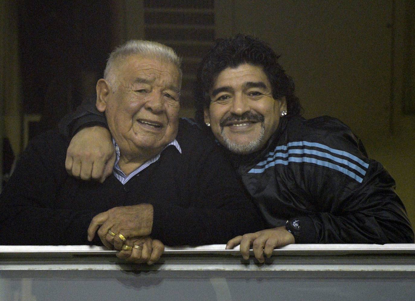 Maradona posa junto a su padre 'Don Diego' en La Bombonera, en el año 2012.