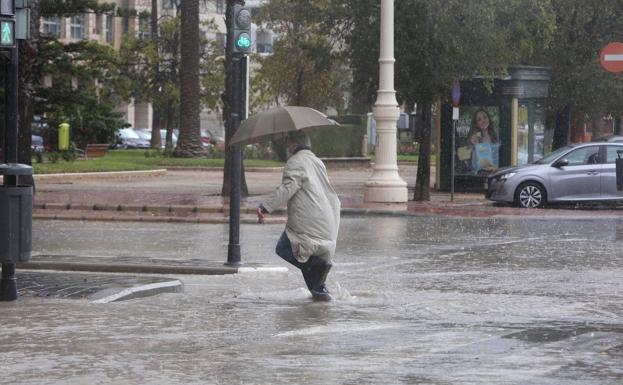 Una fuerte tromba de agua, granizo y rayos descarga sobre Valencia