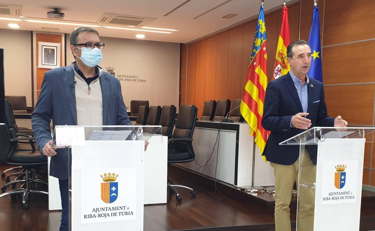 El alcalde, Robert Raga, y el concejal de Hacienda, José Ángel Hernández, en rueda de prensa. 