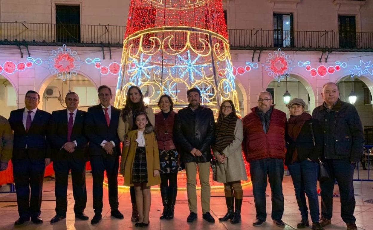 Miembros de la corporación municipal posan junto a las Bellezas del Fuego en el encendido oficial. 