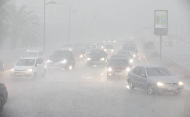 Una fuerte tromba de agua, granizo y rayos descarga sobre Valencia