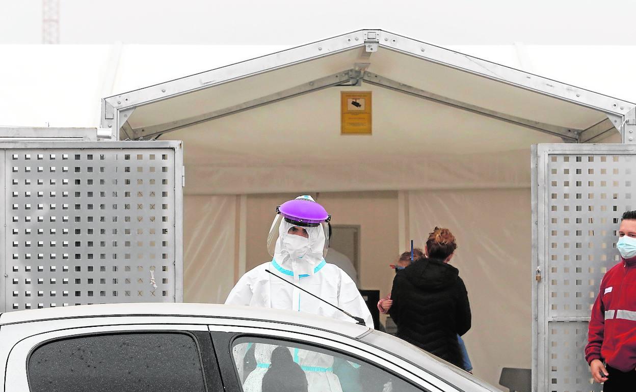 Personal sanitario durante la toma de muestras para la realización de pruebas PCR en el hospital de campaña de La Fe.