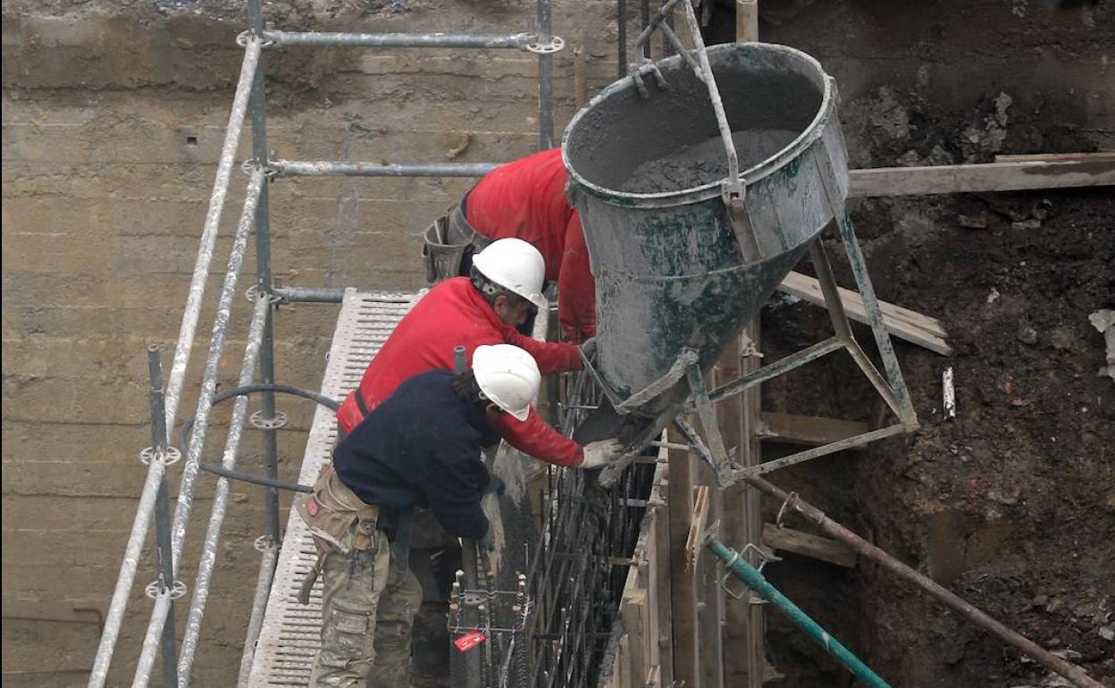 Trabajadores en una obra. 