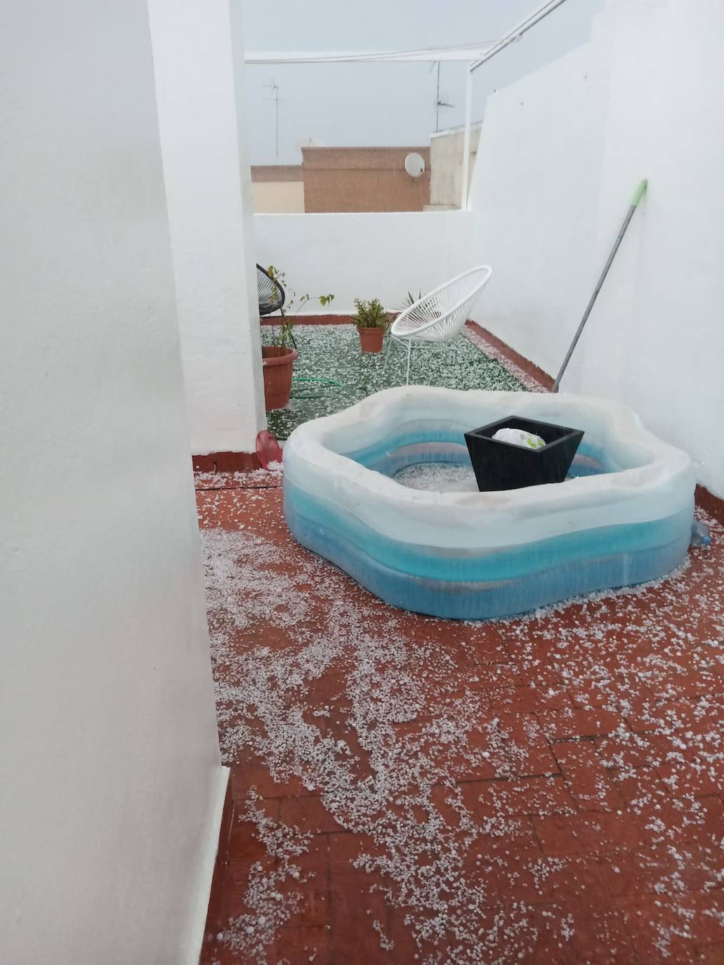 Una terraza de Valencia, llena de granizo.