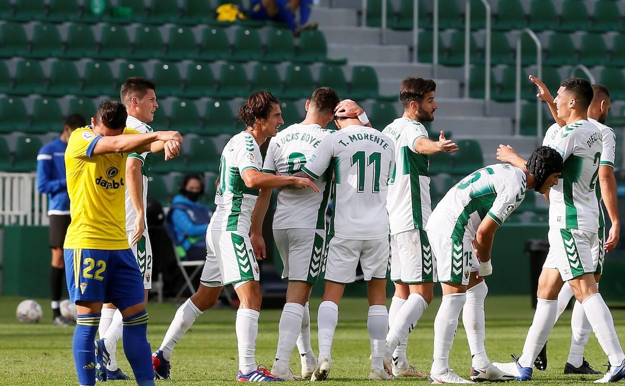 Los jugadores del Elche abrazan a Lucas Boyé, que después acabó siendo expulsado. 