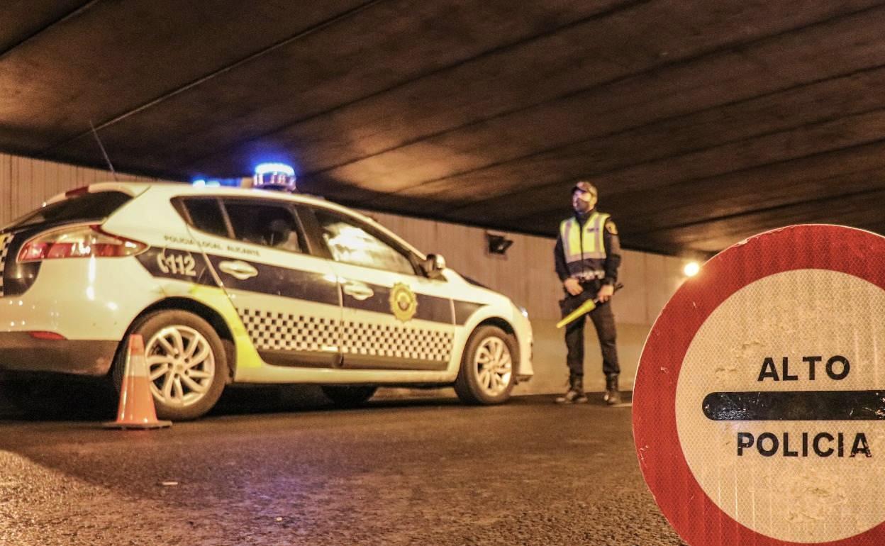 Imagen de un control policial anoche en uno de los túneles de la Avenida de Dénia. 