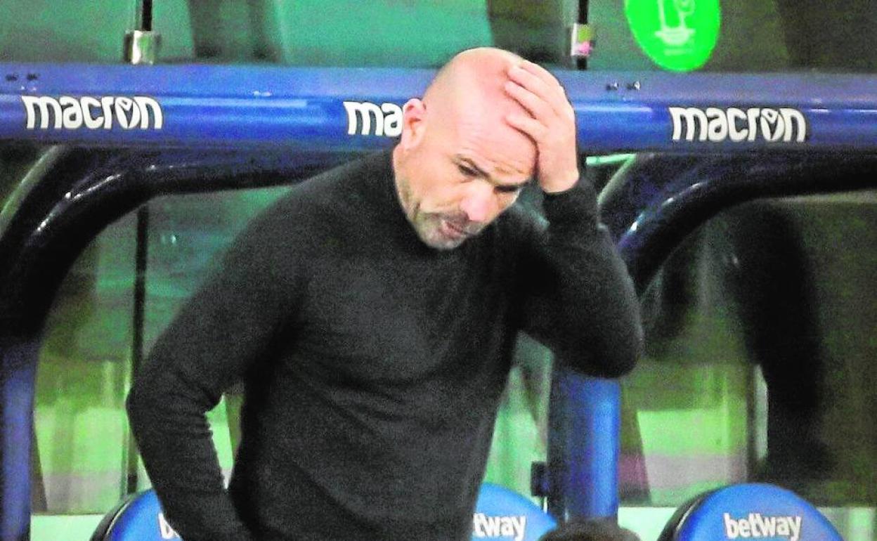 Paco López se lamenta durante el partido contra el Alavés.