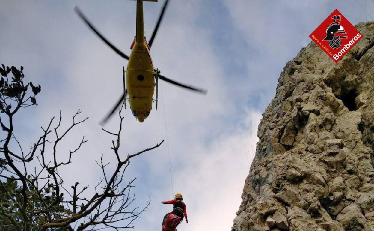 El helicóptero de rescate traslada al senderista después de una caída de cinco metros de altura. 