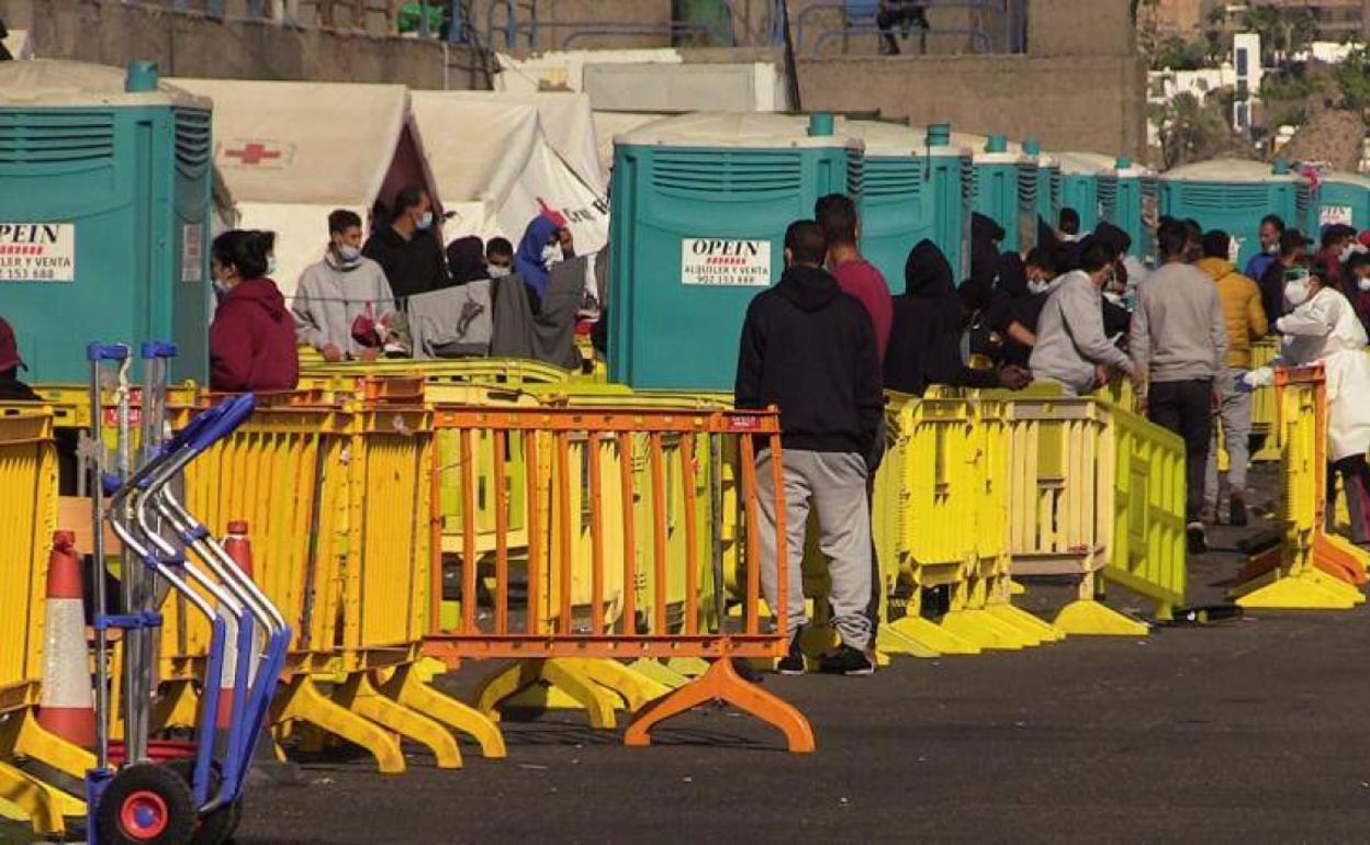 Inmigrantes en el muelle de Arguineguín (Gran Canaria).