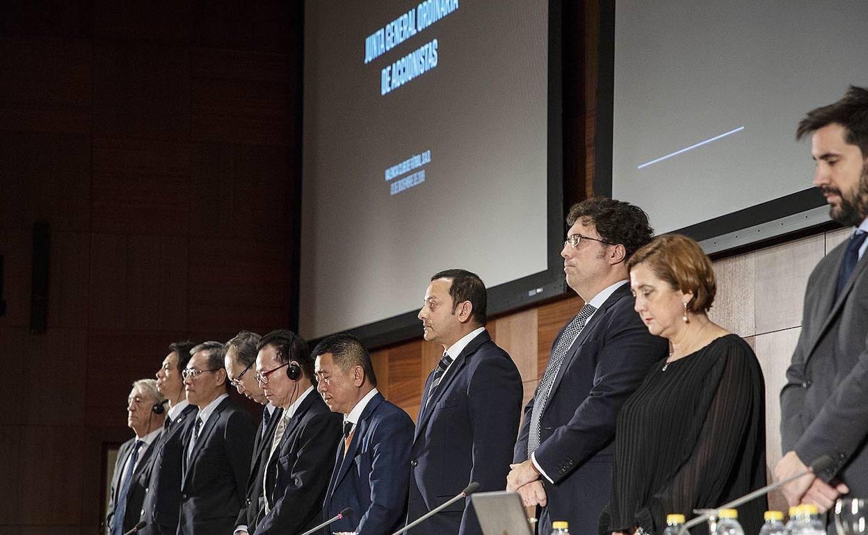 Los consejeros del Valencia, durante el minuto de silencio por los accionistas fallecidos, previo a la junta general del año pasado. 