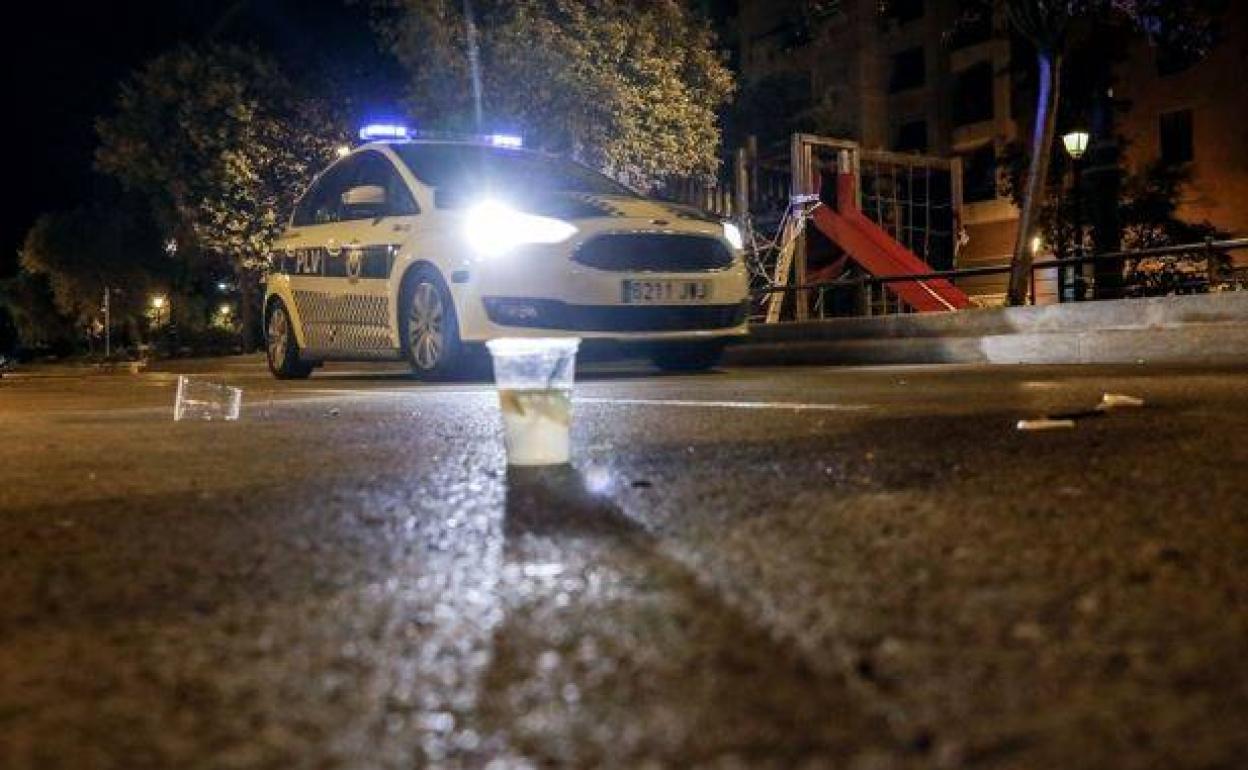 Una patrulla policial en un operativo para prevenir botellones. 