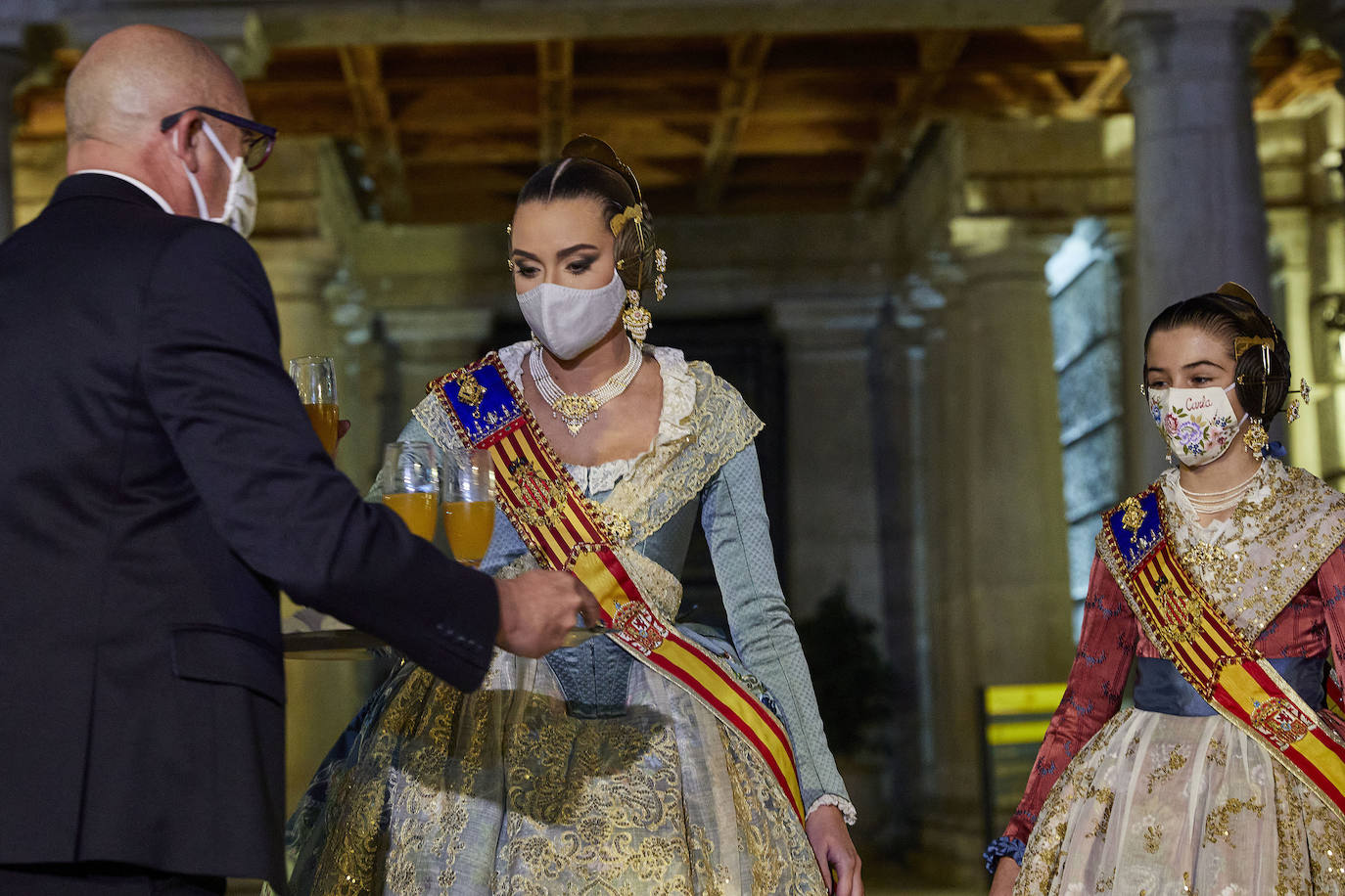 Las falleras mayores de Valencia, Consuelo Llobell y Claudia García, protagonizaron ayer la celebración del cuarto aniversario de la proclamación de las Fallas como Patrimonio de la Humanidad por la Unesco. Un brindis en la plaza del Ayuntamiento junto al alcalde, Joan Ribó, y al concejal de Cultura Festiva, Carlos Galiana, fue el acto central de un día que incluyó una ofrenda a la patrona de los pirotécnicos y visita a los talleres de los artistas de las fallas municipales de 2021.