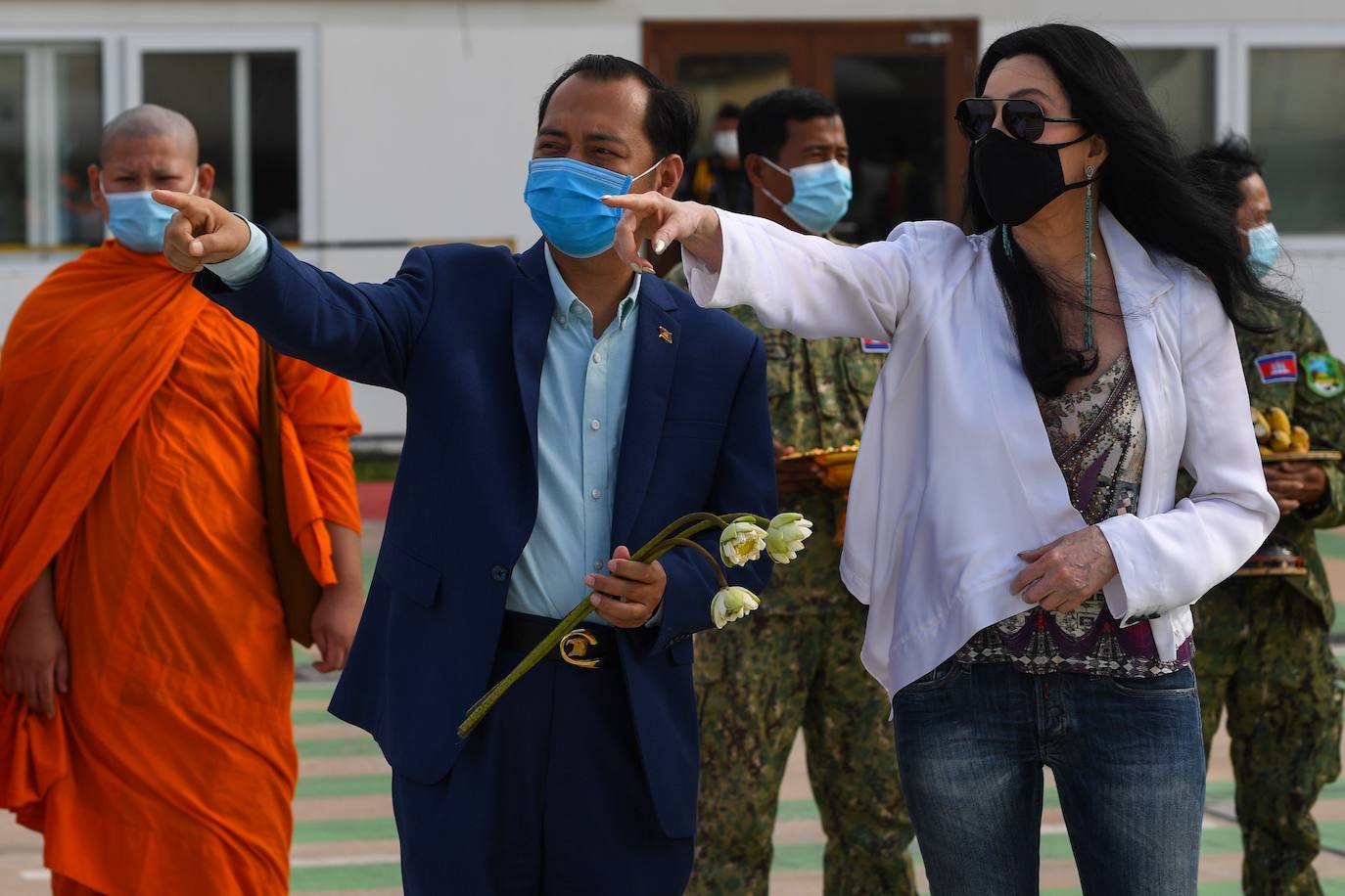 Tras años de maltrato en un zoo de Pakistán, el elefante «más solitario del mundo», llegó a Camboya el lunes, donde fue recibido por la superestrella estadounidense Cher, que lo acompañará a un santuario que alberga a otros paquidermos.