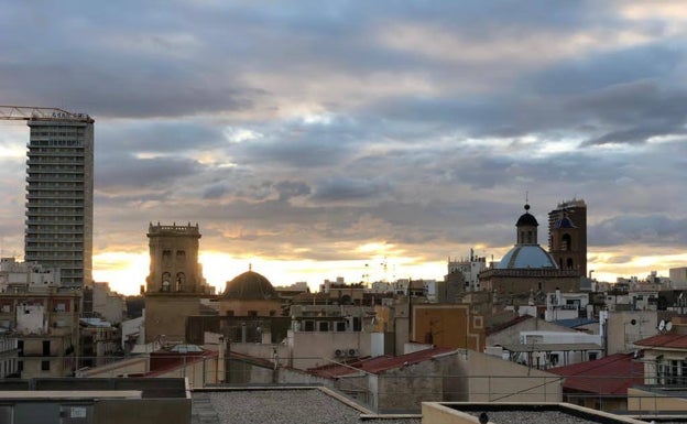 Imagen principal - Consumición mínima de seis euros por persona en una terraza de la calle Villavieja de Alicante. 