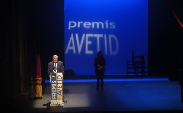 José Vicente Peiró, anoche, al recibir el premio de AVETID. 