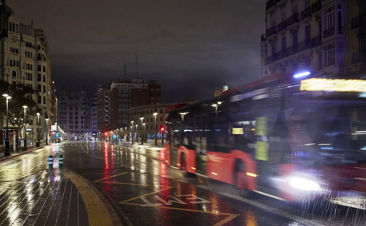 Un autobús recorre el centro de la ciudad tras el toque de queda.