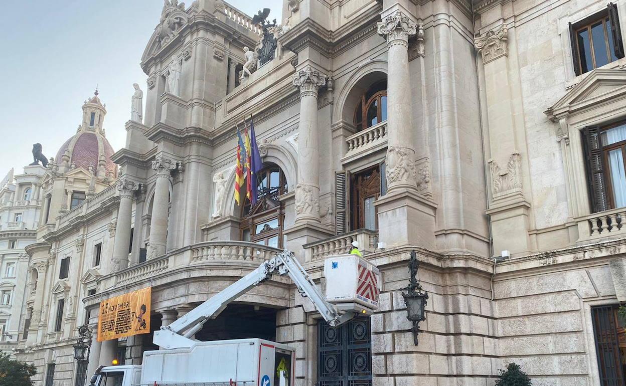 Instalación de la decoración navideña de este año en el Ayuntamiento. 