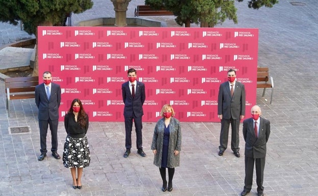 Los Premios Jaume I, reunidos esta mañana, antes de recoger los galardonados hoy en la Lonja. 