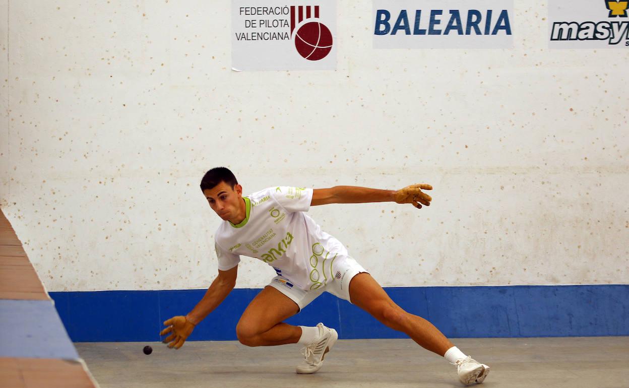 Tonet IV se lanza para devolver una pelota junto a la escala. 