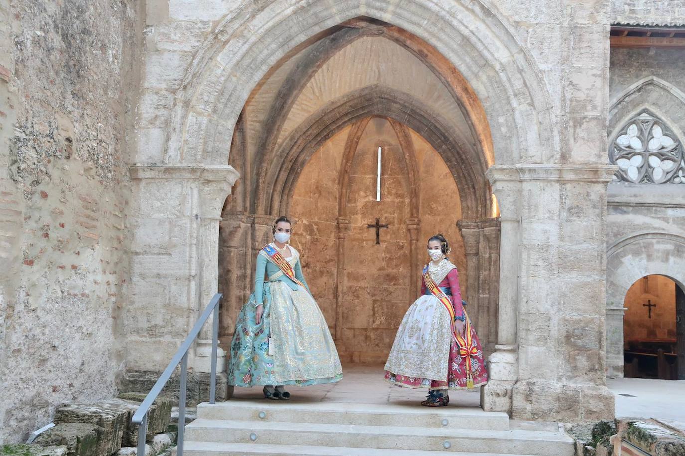 Las falleras mayores de Valencia, Consuelo Llobell y Claudia García, protagonizaron ayer la celebración del cuarto aniversario de la proclamación de las Fallas como Patrimonio de la Humanidad por la Unesco. Un brindis en la plaza del Ayuntamiento junto al alcalde, Joan Ribó, y al concejal de Cultura Festiva, Carlos Galiana, fue el acto central de un día que incluyó una ofrenda a la patrona de los pirotécnicos y visita a los talleres de los artistas de las fallas municipales de 2021.