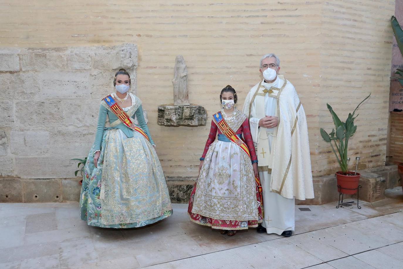 Las falleras mayores de Valencia, Consuelo Llobell y Claudia García, protagonizaron ayer la celebración del cuarto aniversario de la proclamación de las Fallas como Patrimonio de la Humanidad por la Unesco. Un brindis en la plaza del Ayuntamiento junto al alcalde, Joan Ribó, y al concejal de Cultura Festiva, Carlos Galiana, fue el acto central de un día que incluyó una ofrenda a la patrona de los pirotécnicos y visita a los talleres de los artistas de las fallas municipales de 2021.