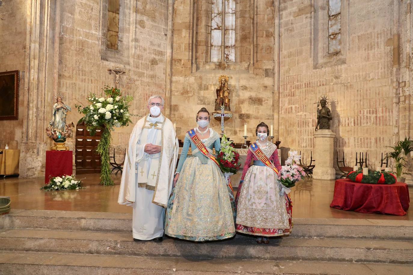 Las falleras mayores de Valencia, Consuelo Llobell y Claudia García, protagonizaron ayer la celebración del cuarto aniversario de la proclamación de las Fallas como Patrimonio de la Humanidad por la Unesco. Un brindis en la plaza del Ayuntamiento junto al alcalde, Joan Ribó, y al concejal de Cultura Festiva, Carlos Galiana, fue el acto central de un día que incluyó una ofrenda a la patrona de los pirotécnicos y visita a los talleres de los artistas de las fallas municipales de 2021.