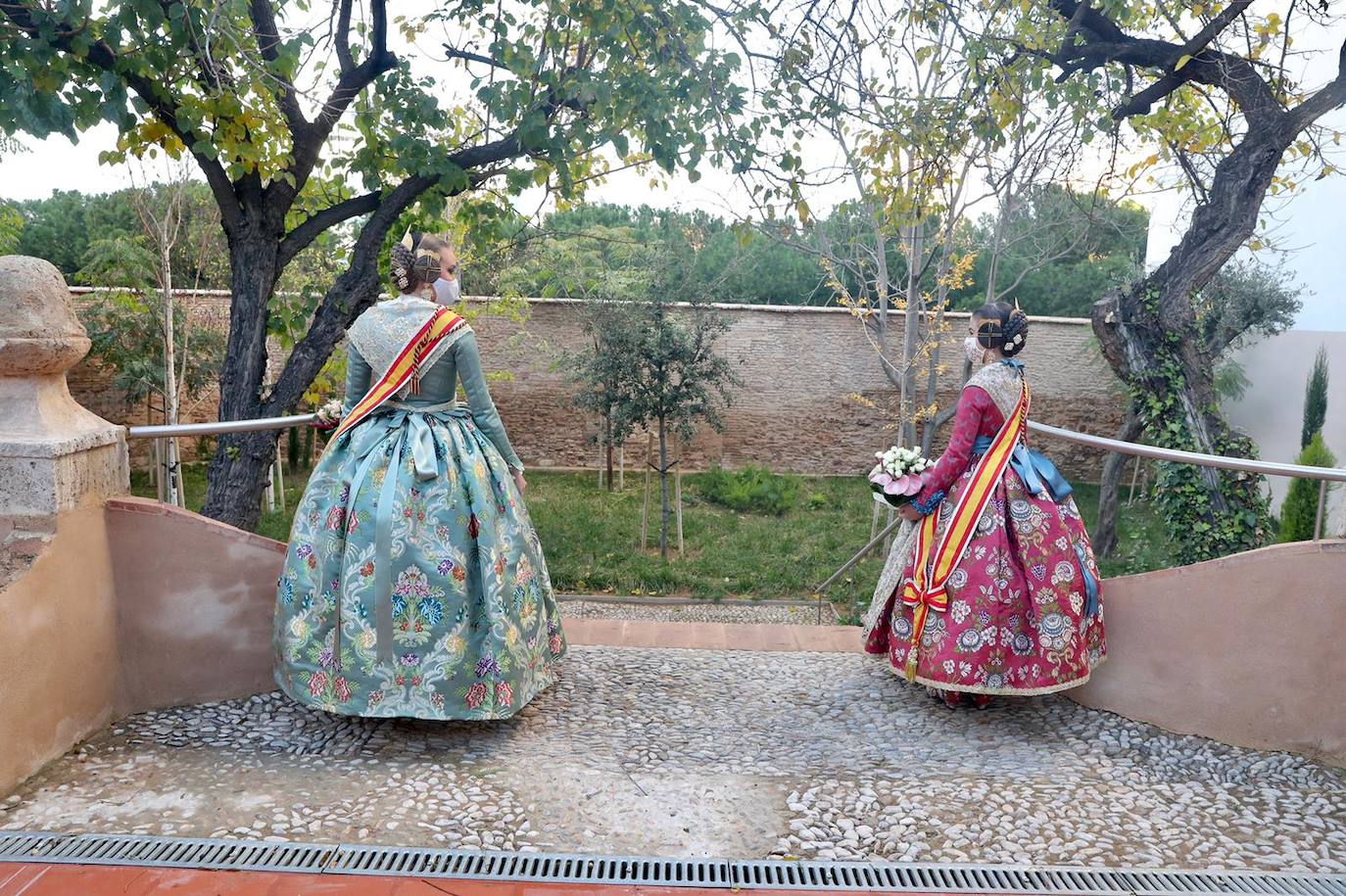 Las falleras mayores de Valencia, Consuelo Llobell y Claudia García, protagonizaron ayer la celebración del cuarto aniversario de la proclamación de las Fallas como Patrimonio de la Humanidad por la Unesco. Un brindis en la plaza del Ayuntamiento junto al alcalde, Joan Ribó, y al concejal de Cultura Festiva, Carlos Galiana, fue el acto central de un día que incluyó una ofrenda a la patrona de los pirotécnicos y visita a los talleres de los artistas de las fallas municipales de 2021.