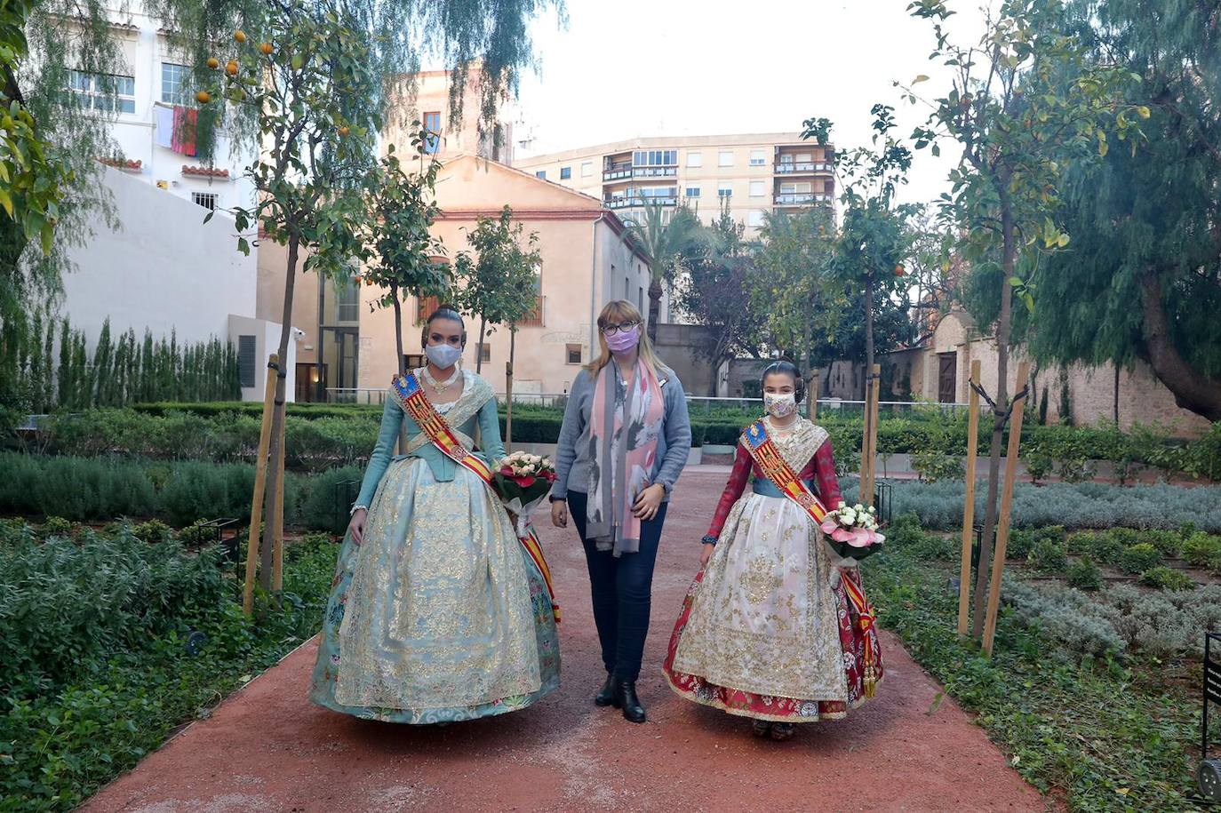 Las falleras mayores de Valencia, Consuelo Llobell y Claudia García, protagonizaron ayer la celebración del cuarto aniversario de la proclamación de las Fallas como Patrimonio de la Humanidad por la Unesco. Un brindis en la plaza del Ayuntamiento junto al alcalde, Joan Ribó, y al concejal de Cultura Festiva, Carlos Galiana, fue el acto central de un día que incluyó una ofrenda a la patrona de los pirotécnicos y visita a los talleres de los artistas de las fallas municipales de 2021.