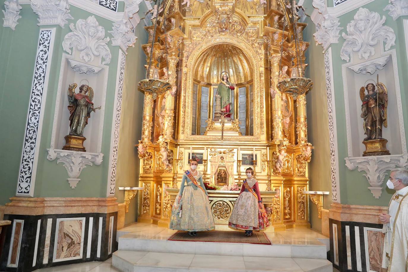 Las falleras mayores de Valencia, Consuelo Llobell y Claudia García, protagonizaron ayer la celebración del cuarto aniversario de la proclamación de las Fallas como Patrimonio de la Humanidad por la Unesco. Un brindis en la plaza del Ayuntamiento junto al alcalde, Joan Ribó, y al concejal de Cultura Festiva, Carlos Galiana, fue el acto central de un día que incluyó una ofrenda a la patrona de los pirotécnicos y visita a los talleres de los artistas de las fallas municipales de 2021.